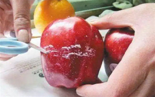 水果上的蜡能吃吗苹果上的腊可以吃吗(水果上面的蜡吃了伤身体吗)