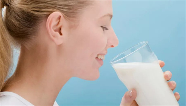 睡前喝牛奶有什么好处和坏处?