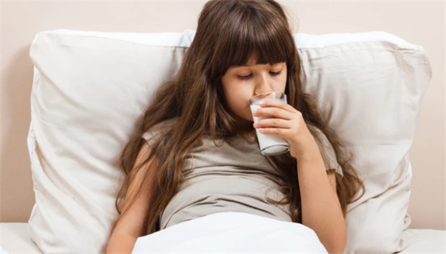 睡前喝牛奶有什么好处和坏处?