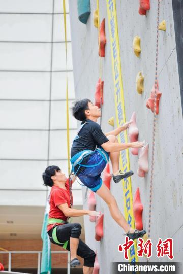 逾200名攀岩选手聚首广州 上演岩壁上的“速度与激情”