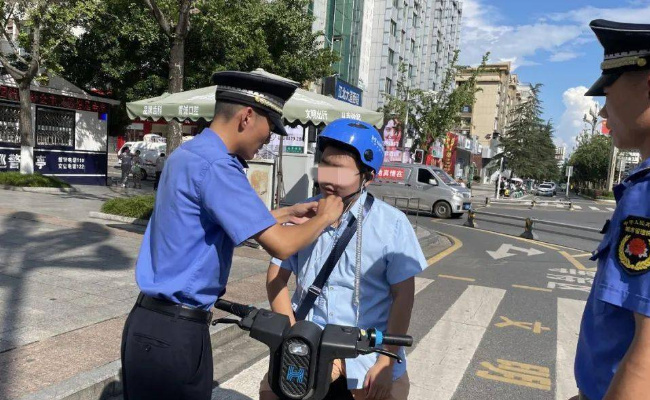 交通整治电动车时佩戴安全头盔