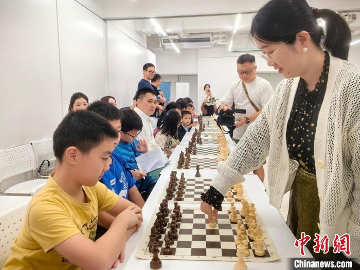 30名国际象棋爱好者在港“群战”前世界棋后谭中怡