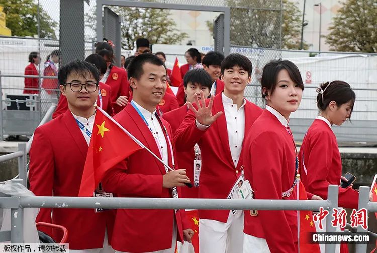 巴黎奥运会开幕式举行，中国体育代表团亮相