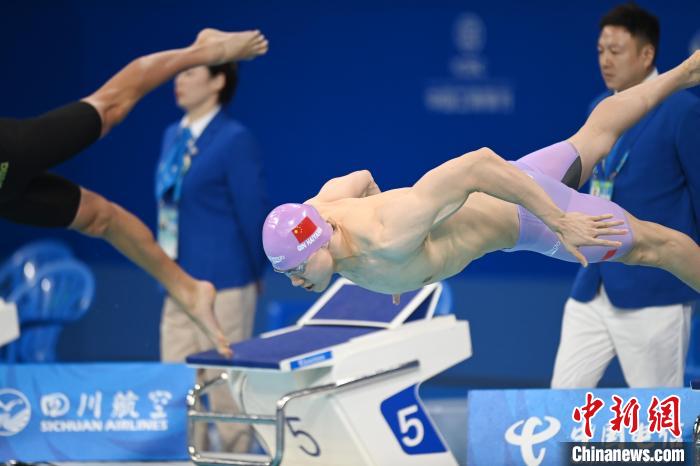 （成都大运会）覃海洋续写蛙泳“三金”传奇 中国队领跑游泳金牌榜