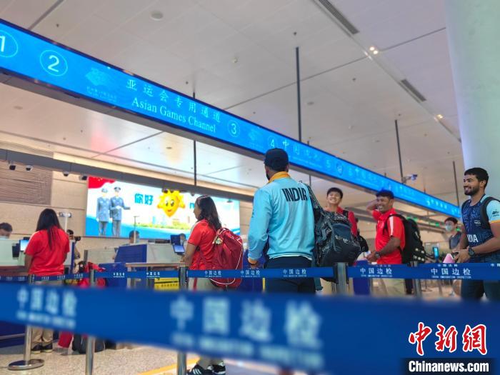 杭州亚运会抵离服务首日 宁波机场口岸迎参赛运动员