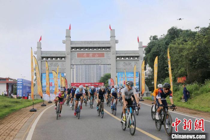 2023环丹霞山自行车赛鸣笛开赛 选手竞逐生态绿道