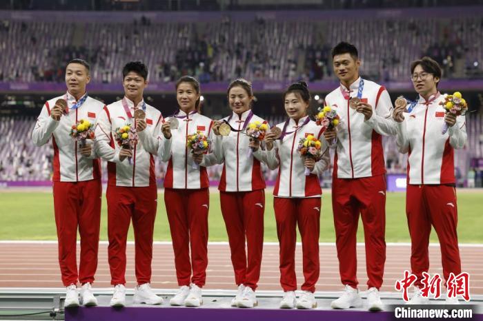 （杭州亚运会）苏炳添、谢震业、切阳什姐等领取递补获得的奥运奖牌