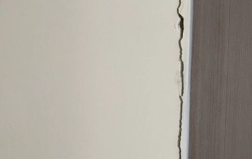 墙壁和衣柜的结合处出现裂缝如何修复