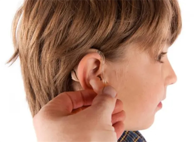 挑选助听器需注意哪些事项选配助听器的基本注意事项(选配助听器注意事项及误区)
