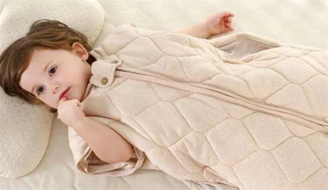 婴儿穿衣服睡觉会不会影响发育身高
