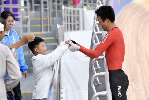 在儿子面前“破风”前行！杭州选手李樟煜与队友共同夺金！