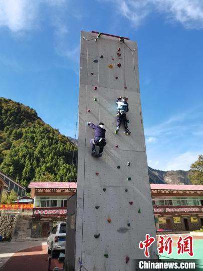 西藏攀岩运动进校园 学子乐享“岩壁芭蕾”