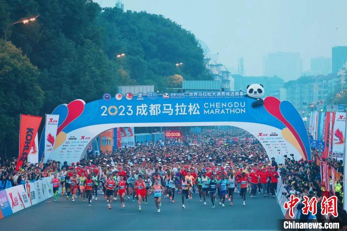 2023成都马拉松鸣枪起跑 全球跑者共享公园城市魅力