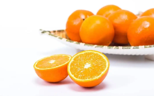 盐蒸橙子一次吃几个盐蒸橙子一次可吃2个吗(蒸盐橙一天可以吃几个)