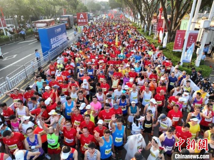 2023梅州马拉松赛开跑 海内外近两万名选手“世界客都”竞速