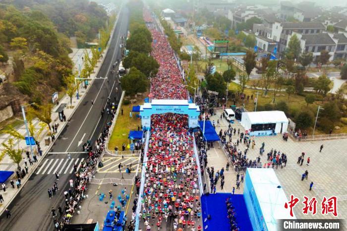 安徽马鞍山举办半程马拉松比赛 吸引国内外超万名选手参赛