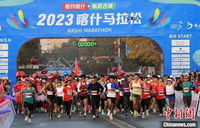 2023喀什马拉松开跑  万名跑友“丈量”新疆喀什多彩风情