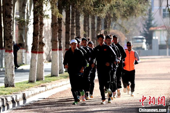 中国马拉松热度不减 高原奔跑者们盼在更大赛场登顶