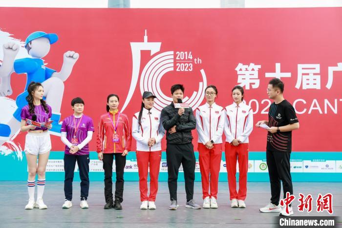 苏炳添领跑第十届广州塔登高公开赛 数千名选手登顶广州之巅