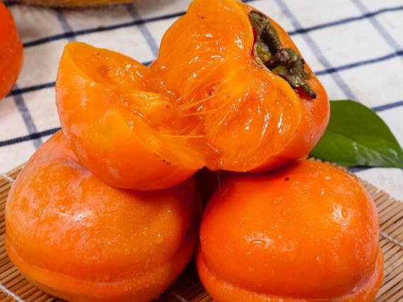 怎么泡柿子又脆又甜生柿子用水煮熟能吃吗(怎样用水泡柿子不涩)