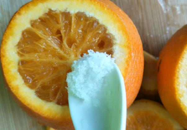 橙子加盐蒸可以治喉咙痛吗盐蒸橙子一天吃几个合适(橙子加盐蒸可以治咽喉炎吗)