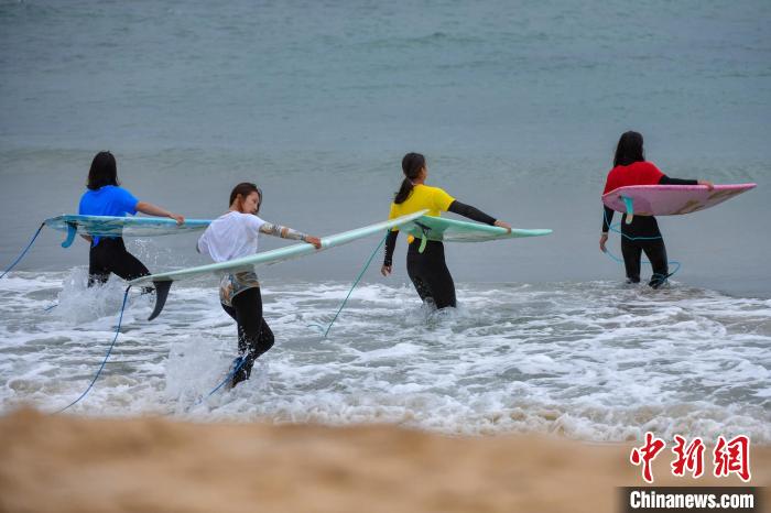 第十三届万宁国际冲浪赛在日月湾开幕