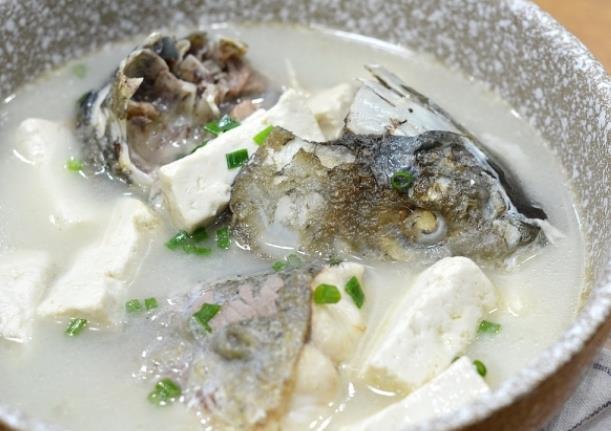 鱼头豆腐汤会过敏吗高蛋白,引起身体瘙痒红肿等(鱼头豆腐汤能长高吗)