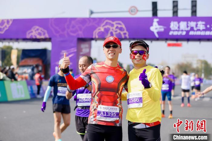 2023宁波马拉松开跑：人文与活力交织 “接力”迎新年