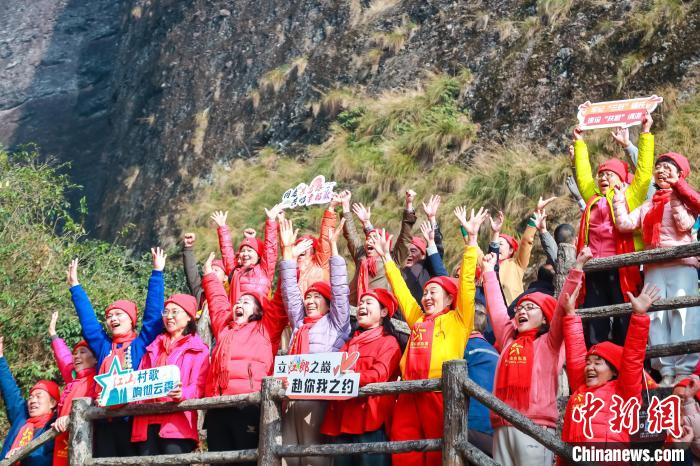 全国新年登高健身大会举行 万余人齐聚江郎山登高迎新