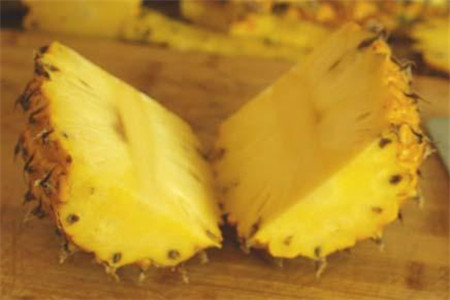 菠萝如何削皮?