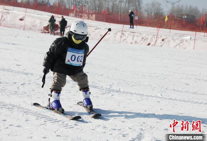 第十届全国大众冰雪季：西宁市民享受冰雪运动激情